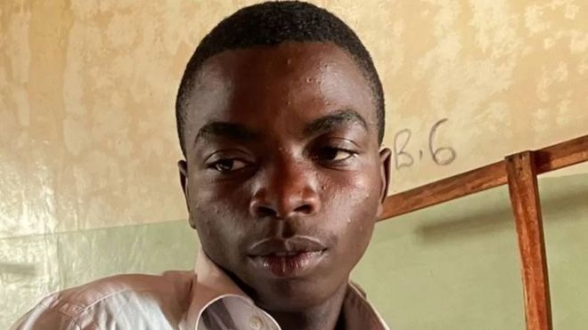 Julius Isingoma,  uno de los estudiantes sobrevivientes del ataque en Uganda