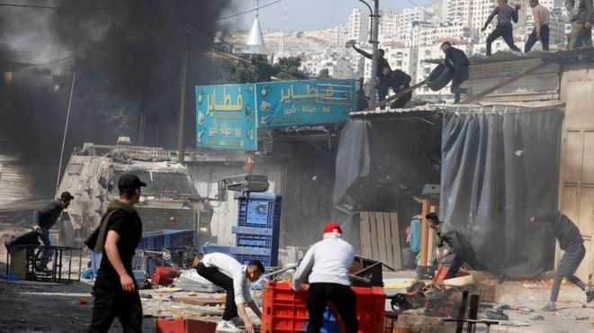 جوانان فلسطینی به سمت نیروهای اسرائیل سنگ و اشیاء دیگر پرتاب کردند