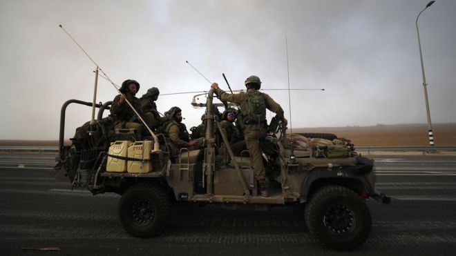 Soldados israelenses patrulham as estradas perto da fronteira com Gaza, 8 de outubro de 2023