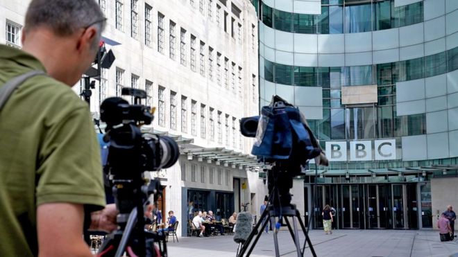Reportero en la entrada de la BBC en Londres