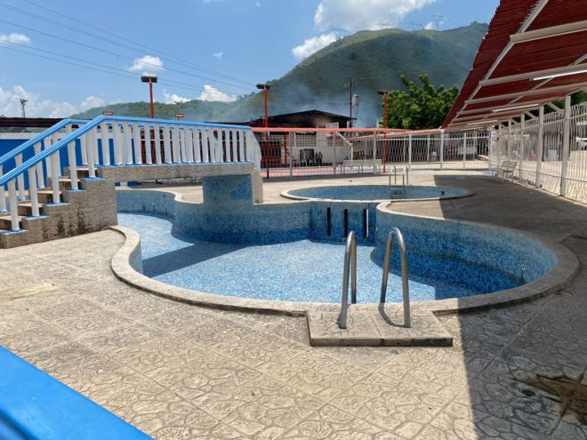 A piscina localizada dentro da prisão de Tocorón
