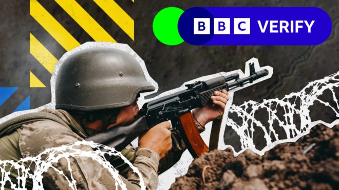 جندي يمسك بندقية