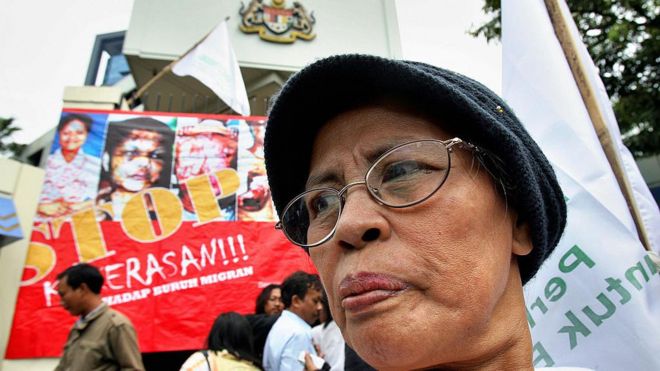 Para pengunjuk rasa membentangkan spanduk saat memprotes kondisi kerja pembantu di Malaysia di depan kedutaan besar Malaysia di Jakarta