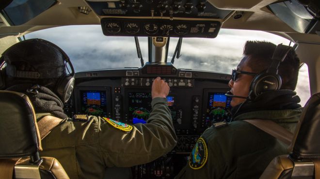 Los pilotos en una aeronave de la Fuerza Aérea Mexicana en un vuelo de estimulación de lluvias