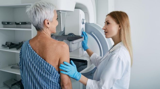 Mujer se hace una mamografía