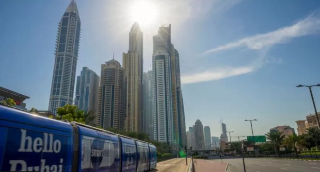 Prédios e metrô em Dubai