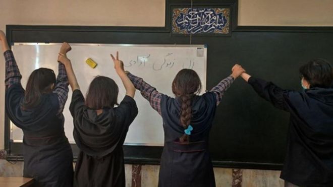 چند دانش آموز حجاب خود را در کلاس درس برداشته‌اند