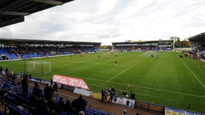 Dave Winfield: Shrewsbury Town sign Wycombe defender - BBC Sport