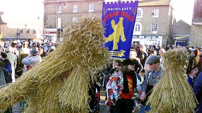 Straw Bear Festival returns to Whittlesey streets after Covid hiatus - BBC  News