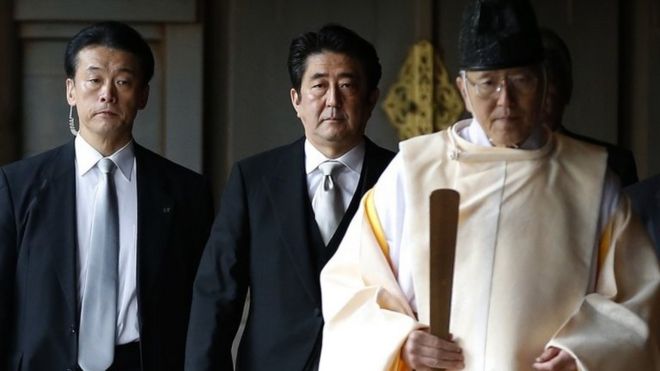 Japanese PM Shinzo Abe (centre) visits Yasukuni shrine. Photo: 26 December 2013