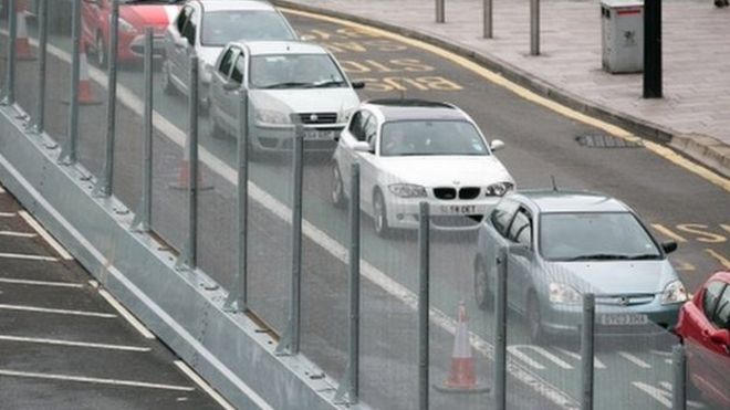 Parking: Cardiff driver's £100 fine after tyres touch yellow box - BBC News