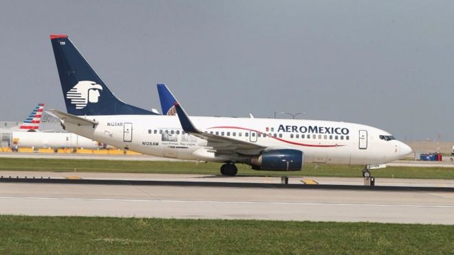 Un avión de Aeroméxico espera en el aeropuerto de Chicago, Illinois
