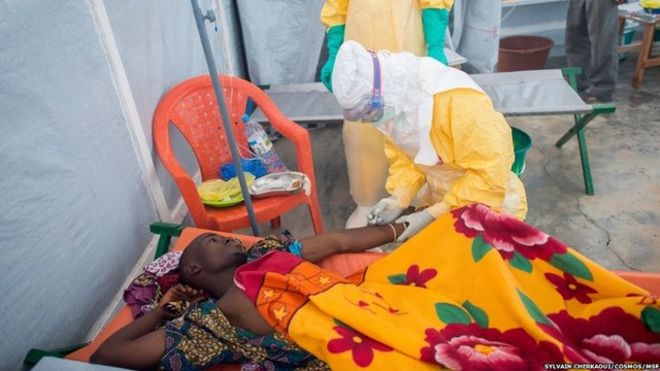 Ebola: a patient is treated