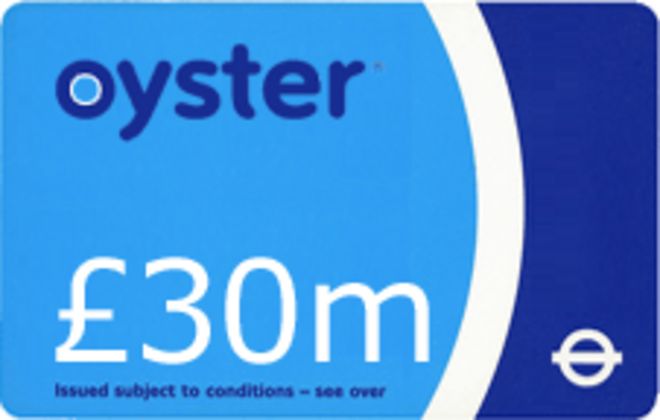 На графике показано, что неиспользованные карты Transport for London Oyster содержат стопку наличных в 30 миллионов фунтов стерлингов