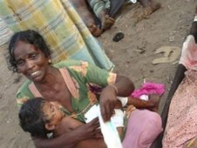 Тамильская женщина и ребенок, получившая ранения, фото файла 2009 года