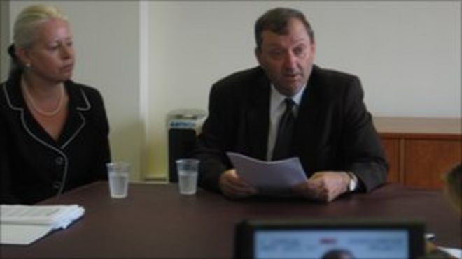 Сенатор Ян Ле Маркуэн на пресс-конференции