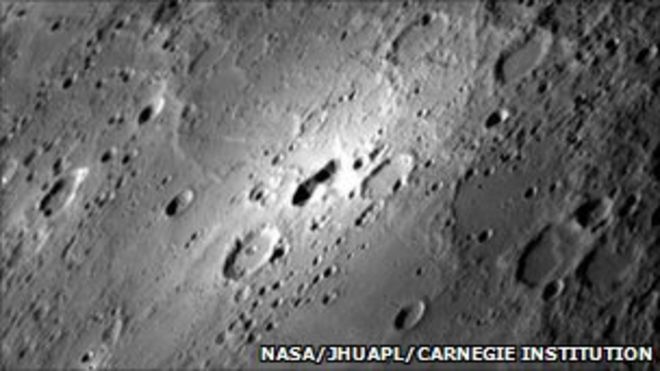 Ударные кратеры и вулканическая активность на поверхности Меркурия (Изображение: Лаборатория прикладной физики NASA / JHU / Институт Карнеги)