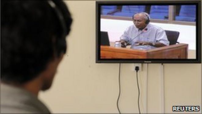 Чум Мей по телевидению дает показания на суде над товарищем Дачем