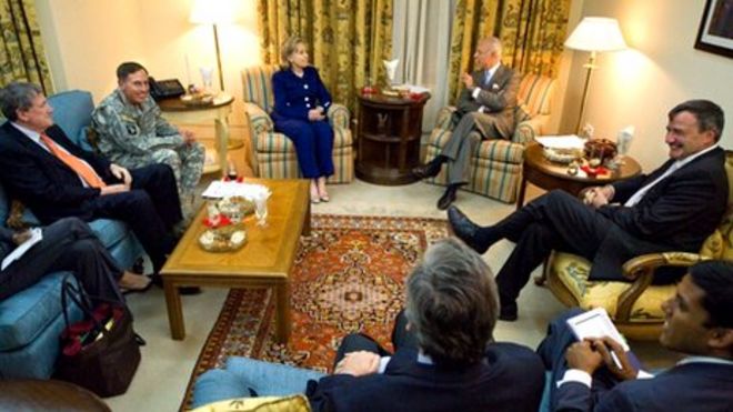 Специальный представитель по Афганистану Ричард Холбрук, генерал Дэвид Петреус, Хиллари Клинтон, посол Карл Эйкенберри и другие официальные лица в Афганистане