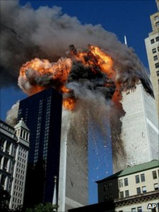 Дымовые потоки из Башен-близнецов в Манхэттене после нападений 11 сентября 2001 года
