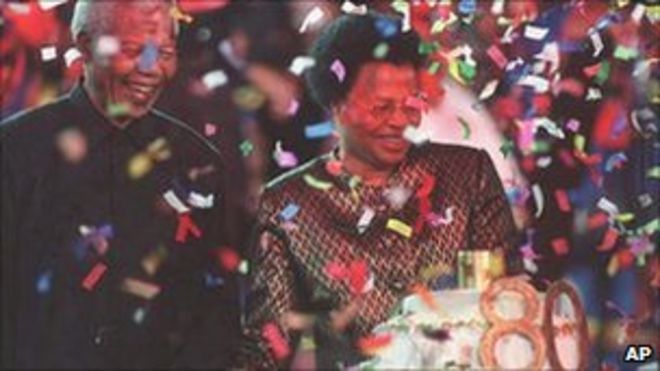 Нельсон Мандела со своей новой женой Гракой Машел у своего праздничного торта на приеме в усадьбе Галлахер под Йоханнесбургом в воскресенье, 19 июля 1998 года