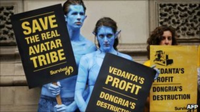 Протестующие в костюме «На'ви» из фильма «Аватар» Джеймса Кэмерона принимают участие в демонстрации против Веданты в Лондоне 28 июля 2010 года