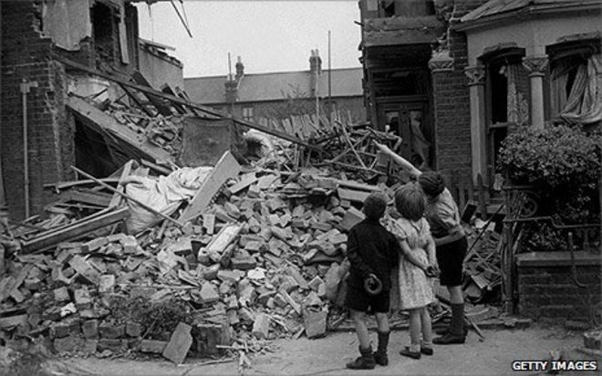 Дети осматривают обломки в восточном Лондоне
