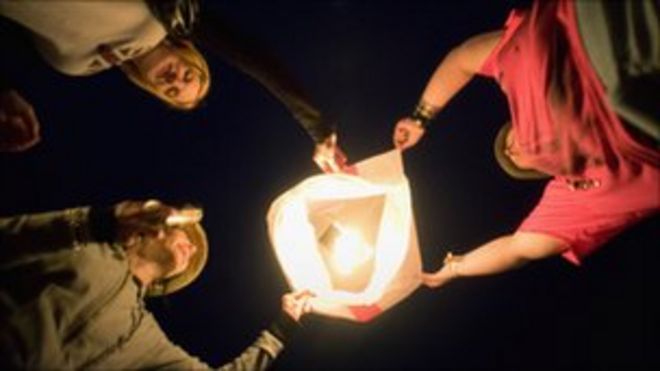Китайский фонарь на фестивале в Гластонбери