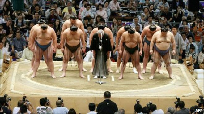 Действующий президент Японской ассоциации сумо Хироиоси Мураяма и борцы сумо в Нагое, Япония