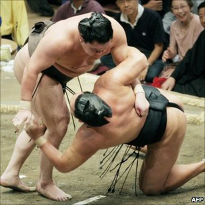 Гранд чемпион Монголии Хакухо (слева) на осеннем турнире Гранд Сумо в Токио