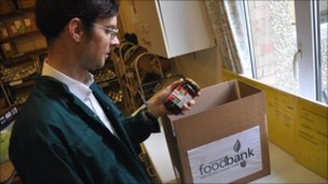Волонтер Foodbank Грэм Герберт с коробкой еды