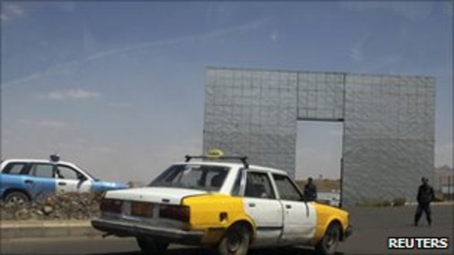 Полицейские останавливают машины возле британского посольства в Сане, Йемен, после ракетного обстрела