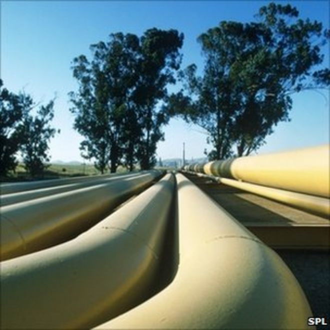 Нефтепроводы на нефтеперерабатывающем заводе в Бенисии, Калифорния