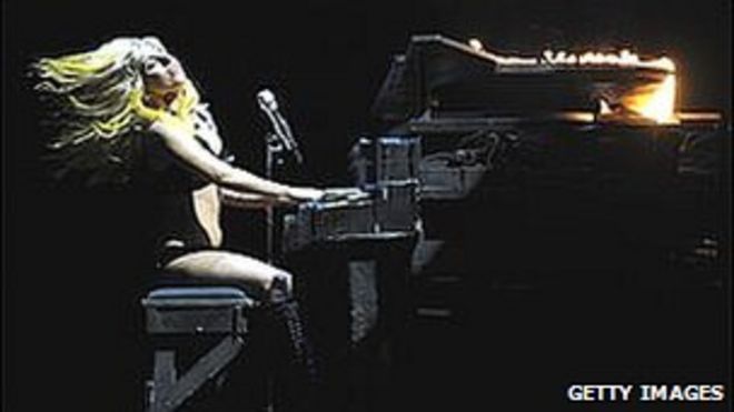 Lady GaGa выступает в Лос-Анджелесе