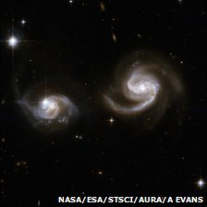 Бинарная пара галактик (НАСА / ЕСА / STScI / AURA / A Эванс)
