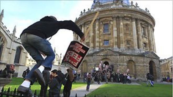 Студенческий протестующий в Оксфорде