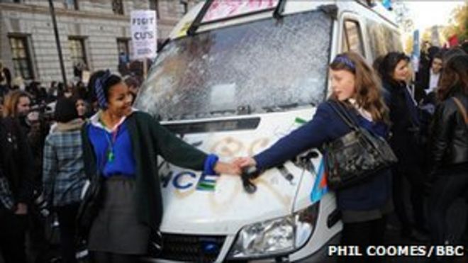 Ученики из лондонской школы защищали полицейский фургон, на которого напали. Они сказали, чтобы вандалы удалились.