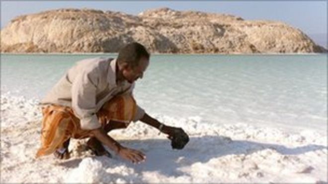 Али Хамид добывает соль вручную на озере Ассаль, Джибути