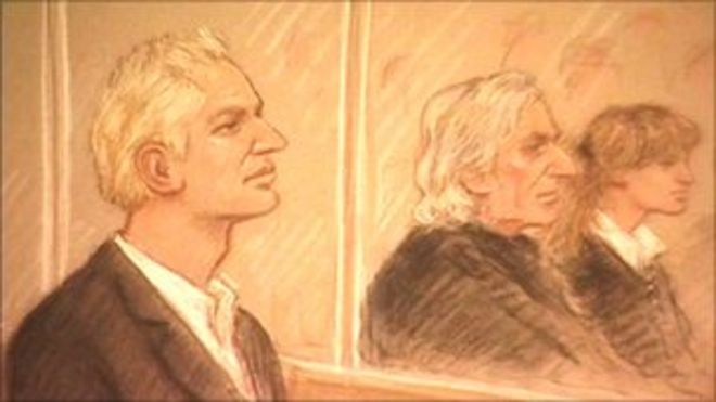 Джулиан Ассанж (слева) в суде