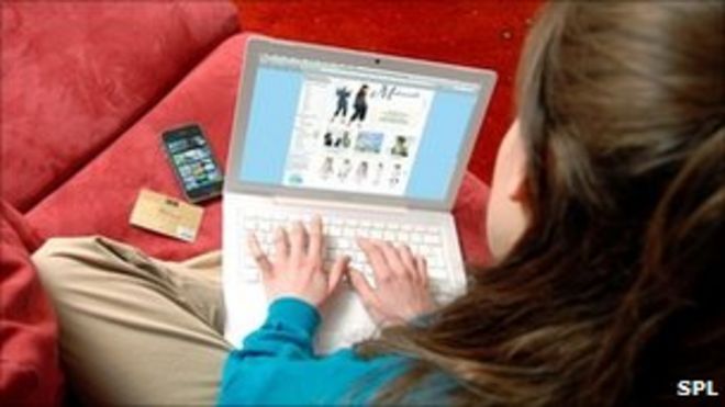 Женщина, делающая покупки онлайн (SPL)