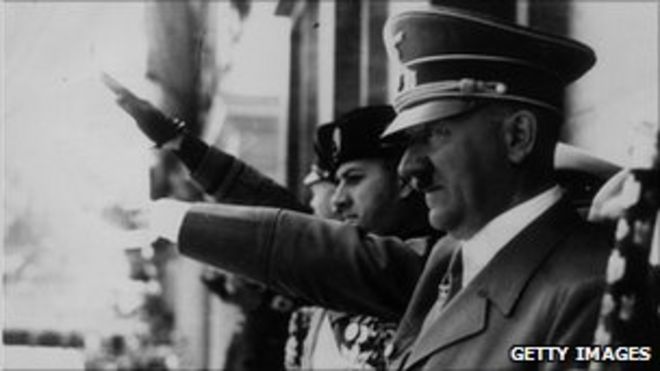 Адольф Гитлер и Бенито Муссолини приветствуют фашистов на параде 1943 года