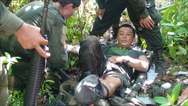 Рубиэль Родригес лечится у своих коллег после наступления на мины 2 мая 2009 года