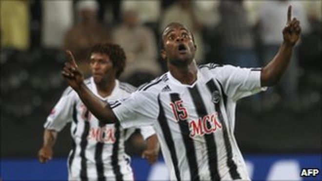 Игроки TP Mazembe празднуют забив гол