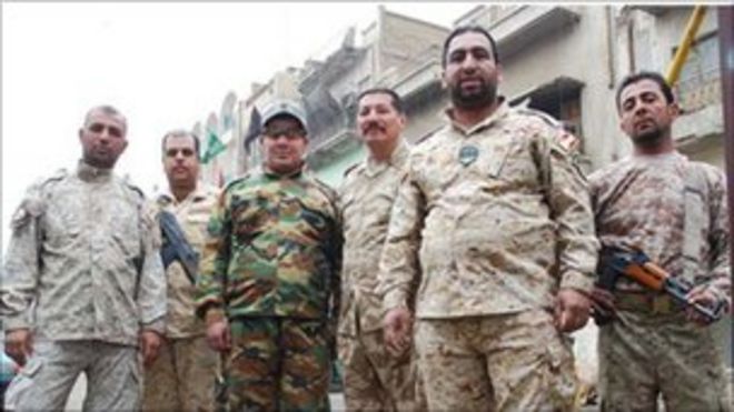 Люди на контрольно-пропускном пункте в Багдаде, первоначально нанятые, чтобы посадить членов Армии Мехди за решетку