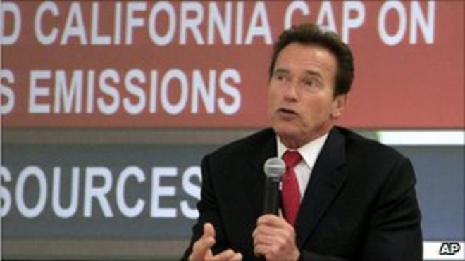 Арнольд Шварценеггер выступает на пресс-конференции, посвященной выбросам парниковых газов в Калифорнии