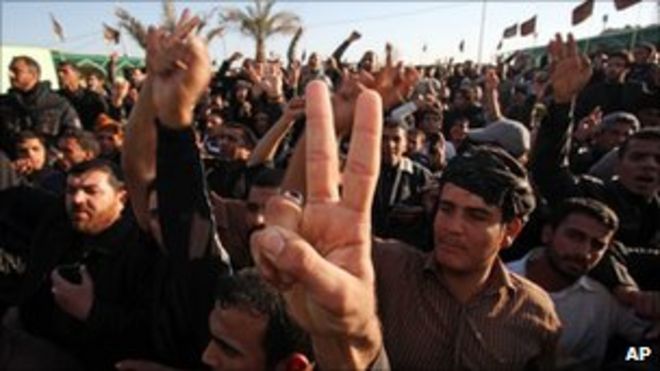 Сторонники антиамериканского клерикала Муктады ас-Садра собираются у своего дома в шиитском городе Наджаф, Ирак, в четверг, 6 января 2011 г.