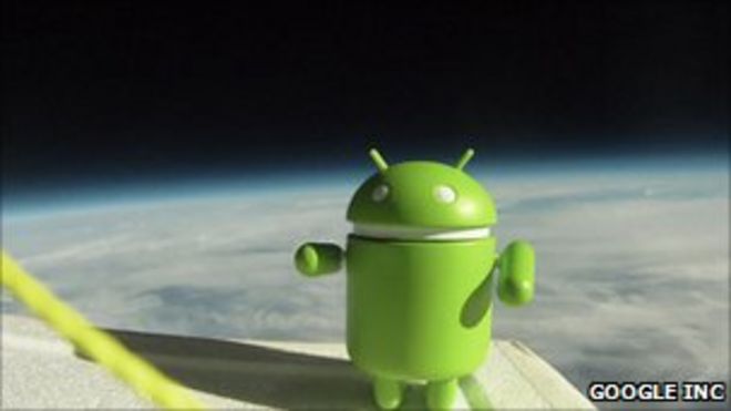 Изображение игрушки Android с логотипом (Google)