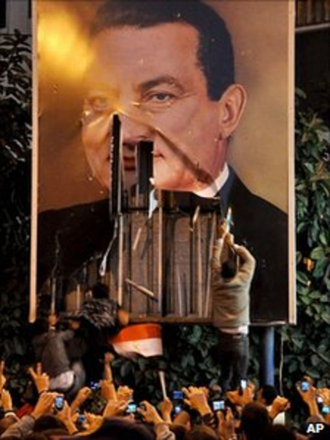 Плакат Хосни Мубарака, снесенный в Александрии