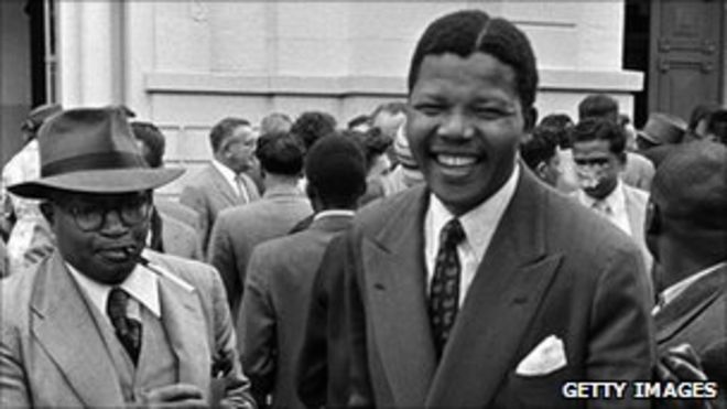 Нельсон Мандела покидает суд в 1958 году во время его первого судебного процесса по измене