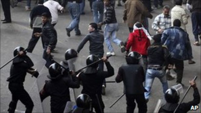 Египетские демонстранты бегут, когда в Каире на них нападают полицейские. Фото: 28 января 2011 г.